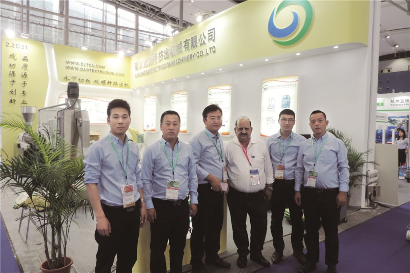 南京達(dá)力特擠出機(jī)械有限公司參展團(tuán)隊與國外客戶合影