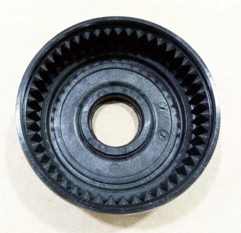 采用注塑工藝加工出的高精度小齒輪，中心孔公差：僅0.06-mm