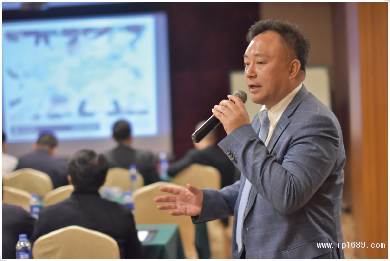 順德考特斯CEO陳俊添先生（圖一）與考特斯德國(guó)總部銷(xiāo)售總監(jiān)Alain-Cappelle（圖二）致歡迎辭及作公司介紹：擁有80多年歷史的考特斯是全球第一家生產(chǎn)商用擠出吹塑成型機(jī)的制造商，也是世界最大的擠出吹塑成型機(jī)械設(shè)備供應(yīng)商之一。-(1)
