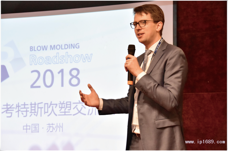 順德考特斯CEO陳俊添先生（圖一）與考特斯德國(guó)總部銷(xiāo)售總監(jiān)Alain-Cappelle（圖二）致歡迎辭及作公司介紹：擁有80多年歷史的考特斯是全球第一家生產(chǎn)商用擠出吹塑成型機(jī)的制造商，也是世界最大的擠出吹塑成型機(jī)械設(shè)備供應(yīng)商之一。-(2)