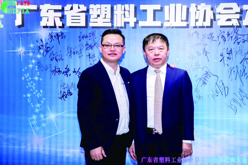 廣東省塑料工業(yè)協(xié)會(huì)會(huì)長(zhǎng)、金發(fā)科技股份有限公司副董事長(zhǎng)首席戰(zhàn)略官李建軍（右）與《塑膠工業(yè)》總經(jīng)理徐森（左）