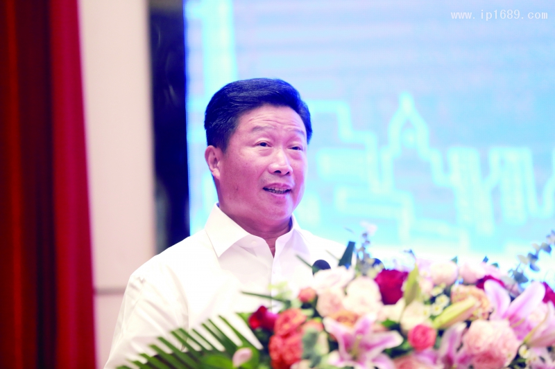 江蘇省塑料加工工業(yè)協(xié)會會長、江蘇雙星彩塑新材料股份有限公司董事長吳培服