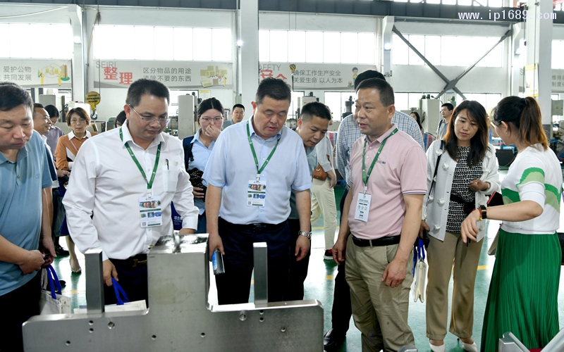 在瑞鑫模具工廠參觀、學(xué)習(xí)