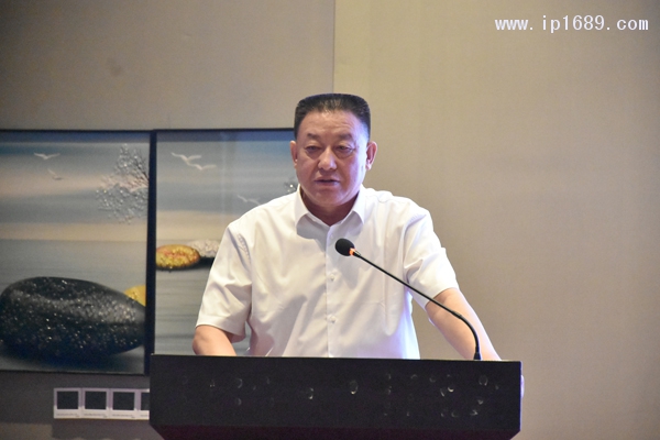 山西省塑料行業(yè)協(xié)會會長、中德投資集團(tuán)公司董事長程田青作工作報告