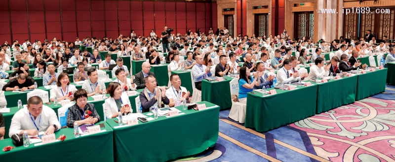 大會吸引了塑料行業(yè)產(chǎn)業(yè)鏈上下游超500名企業(yè)代表、專家、學(xué)者熱情參會
