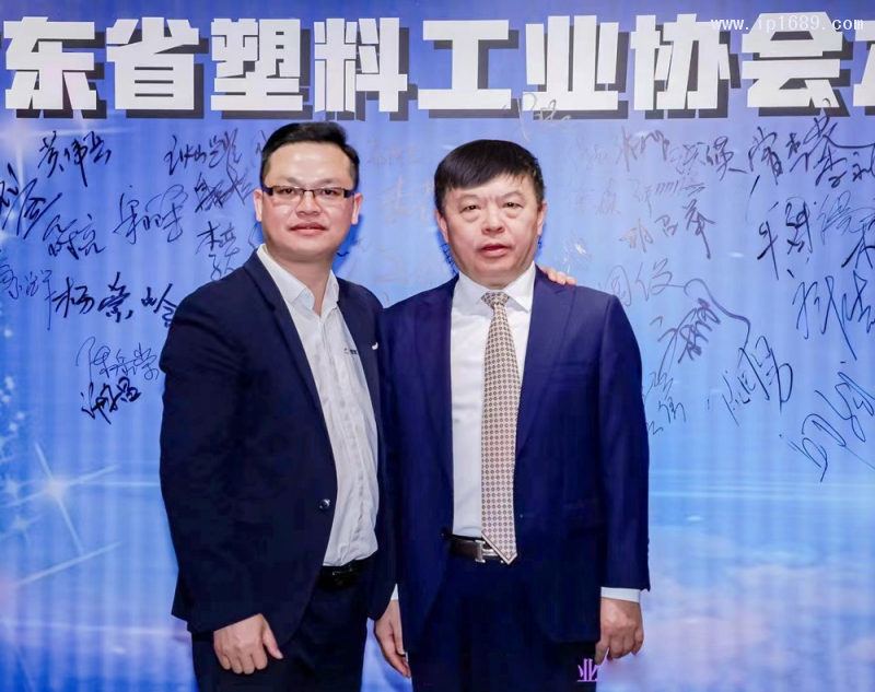 廣東省塑料工業(yè)協(xié)會會長、金發(fā)科技股份有限公司副董事長首席戰(zhàn)略官李建軍（右）與《塑膠工業(yè)》總經(jīng)理徐森（左）
