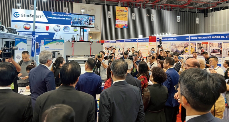 參展企業(yè)攜最新成果，結(jié)合當(dāng)?shù)匦枨?，展示功能性與可持續(xù)性創(chuàng)新產(chǎn)品和技術(shù)方案，獲國(guó)際買(mǎi)家和媒體矚目。-拷貝
